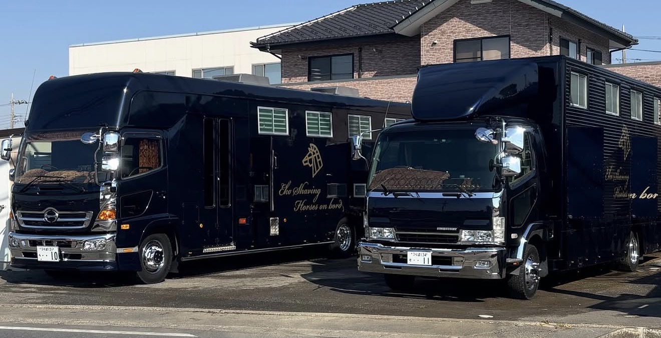 株式会社ECOシェービングの馬運車2台